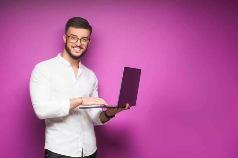 homem segurando um notebook trocando de contador